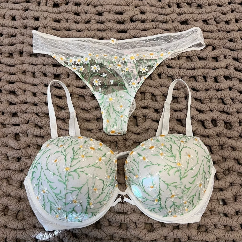 Victoria's Secret Dream Angels Push Up Daisy Embroidery Bra and Thong Set